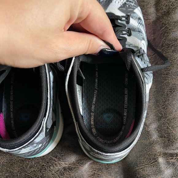 Nike Trainers- black/pink/blue - Picture 7 of 8